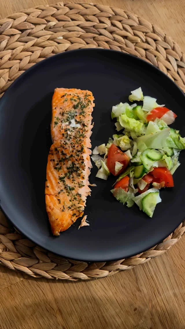 Mida täna süüa teha?
Ahjulõhe Särtsusoolaga kõlab ju hästi?🤩

Sul ei ole vaja teha muud kui osta värske jahutatud lõhefilee, tõmmata luud välja, maitsestada Tamme talu Särtsusoolaga ning panna ahju küpsema. 

Kõrvale tee toorsalat näiteks jääsalatist, tomatist ja värskest kurgist, mis on maitsestatud Tamme talu Salatisoola, oliiviõli ja valgeveini äädikaga.

Lihtne, kiire ja maitsev!
Head isu😉

#tammetaluürdiaed #kalatoidud #fishfood