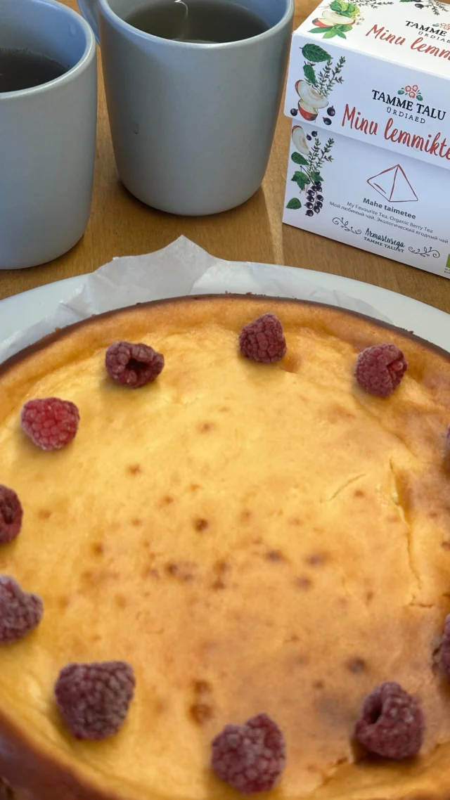Ilusat sõbrapäeva!💕

Tänase päeva puhul küpseta endale ja oma sõpradele üks maitsenaudinguid pakkuv sidruni toorjuustukook ning kõrvale paku soojendavat Tamme talu teed🤤

Koogipõhi:
120 g Digestive küpsised
50 g sulatatud või

Kate:
400 g toasoe toorjuust
3 suurt muna
300 g kondenspiim
1 sidruni koor
0,5 sidruni mahl

Kaunistuseks:
Vaarikad

Tee nii:
Purusta küpsised, lisa sulatatud või. Suru segu 24cm koogivormi põhja.

Sega toasoe toorjuust. Lisa ükshaaval vahustades munad, viimasena kondenspiim. Sega läbi ja kalla vormi.

Küpseta 160 kraadises ahjus 50-60 minutit.
Lase koogil täielikult jahtuda ja kaunista vaarikatega.

Koogi kõrvale serveeri Tamme talu Minu lemmikteed🫖

Naudi koos sõpradega!🧡

#tammetaluürdiaed #sõbrapäev #toorjuustukook #küpsetised #tea