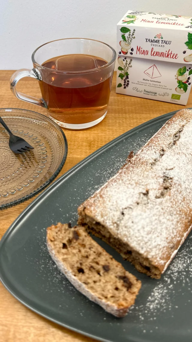 Suussulav ja mahlane banaanikeeks🤤

Banaanikeeks + Minu lemmiktee = täiuslik maitsekooslus👌💥

Proovi kindlasti järgi😉

Siin retseptis on kogused poole keeksivormi jaoks. Kui sa tahad suuremat keeksi, siis korruta kogused kahega ja kasuta sama suurt keeksivormi.

Retsept:
100 g nisujahu
1 tl küpsetuspulbrit
0,5 tl kaneeli
50 g suhkrut
0,25 tl soola
1 muna (L suurus)
50 g sulatatud võid
2 keskmist banaani
60 g küpsetusšokolaadi (55%)

Küpseta 170 kraadi juures 30-40 minutit. Suurema koguse puhul kauem.

Aitäh @ilovermariliis , kelle blogist see retsept võetud on🫶

#tammetaluürdiaed #retsept #küpsetamine #tee #organic #tea #banaanileipä