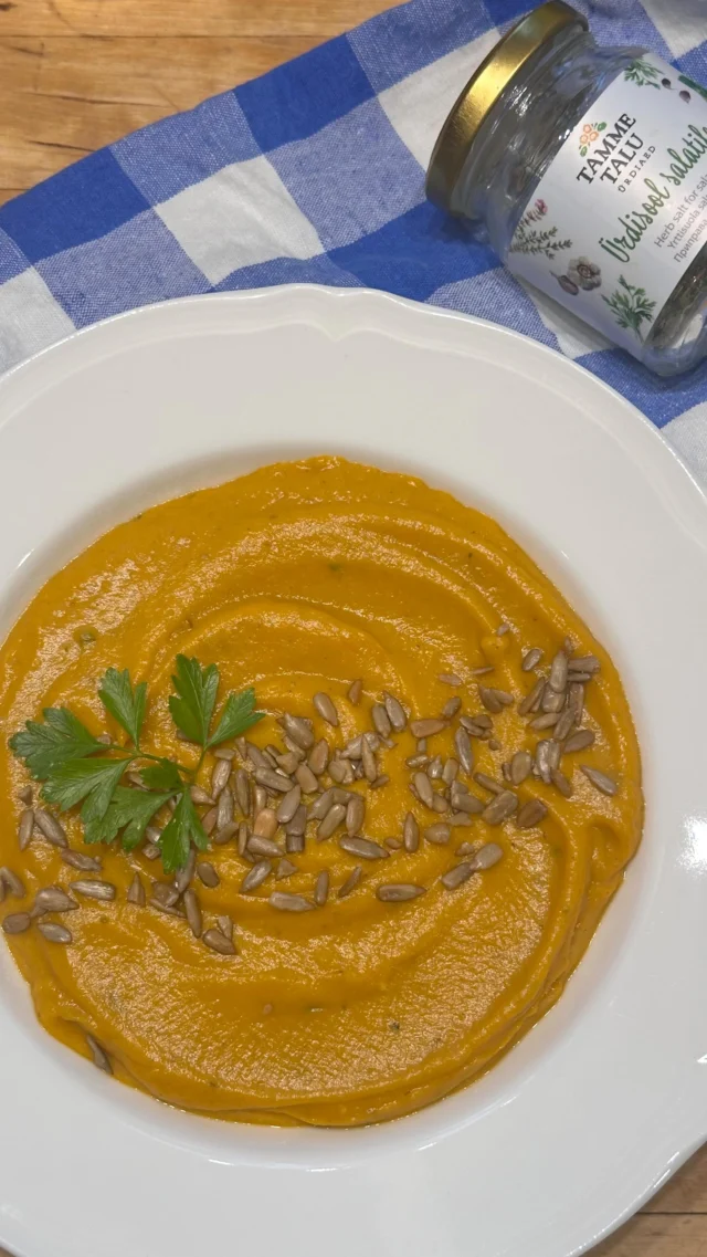 Sügisene bataadi muskaatkõrvitsa püree omakasvatatud bataatidest🍠🍁

Kes muidu eriti köögivilja püreesid ei armasta, siis seda retsepti tasub küll proovida - maitseküllane, siidine ja hea😋

Sul läheb vaja:
Pool väiksemat muskaatkõrvitsat
Paar väiksemat bataati
Sulatatud juustu
2-3 suuremat küüslaugu küünt
Tamme talu Ürdisoola salatile või Ürdisoola aedviljale
Suitsupaprika pulbrit
Jahvatatud tšillipulbrit
Oliiviõli

⭐️Küpseta köögivilju ahjus kaane all 180C juures nii kaua, et pehmeks läheksid.

⭐️Kuum keedetud vesi maitsesta Tamme talu ürdisoolaga (asendab puljongit). 

⭐️Vett lisa vastavalt sellele kui vedelat püreed soovid.

Milliseid toitusid oled sina bataatidest teinud?🙂

#tammetaluürdiaed #bataat #sügis