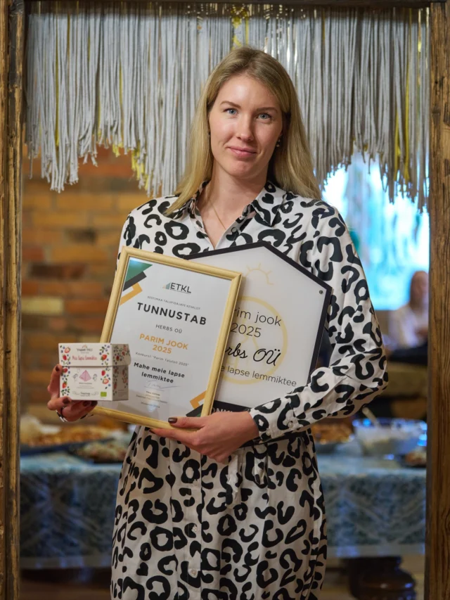 Kolmapäeval toimus Andre Farmis pidulik üleandmine, kus @eestimaatalupidajatekeskliit tunnustas Parima talutoidu konkursil osalenuid.
Meie lapse lemmiktee sai tiitli Parim jook 2025🥰🎉

Meil on selle üle äärmiselt hea meel!🧡

Auhinnatud Meie lapse lemmiktee on müügil Tamme talu e-poes ning kauplustes üle Eesti.