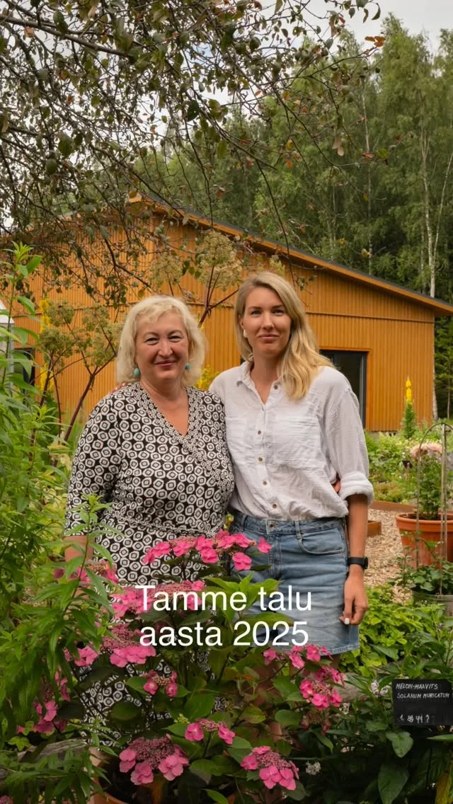 Oli see vast aasta💥

Peamiselt möödus aasta ehitamise ja uuendamise tähe all.

💫2025 on meie jaoks märgilise tähendusega, sest:

✔️Ehitasime valmis ürdiaiandi juurde kuuluva külastuskeskuse, kus saame nüüd külalisi aasta läbi vastu võtta. 
Uuest aastast pakume toitlustust, meie juures saab seminare korraldada ning avatud on talupood Tamme talu toodetega.

✔️Üle kivide ja kändude saime lõpuks endale puurkaevu, mida me nii väga vajasime.

✔️Uuendasime ürdiaeda, et see oleks ligipääsetav kõikidele sihtgruppidele. Vahetasime peenraäärte ümber olevad vanad palgid musta metalli vastu. Rajasime kõrgpeenra.
✔️Meie lapse tee sai juba teist aastat järjest parima joogi tiitli, seekord Taluliidu konkursil Parim Talutoit 2025

Aasta oli hulgaliselt väljakutseid ja õppetunde pakkuv, ilus, valus ning lootusrikas korraga. 

Aitäh kõikidele, kes te Tamme talu tegemistel silma peal hoiate!🥰

Uuel aastal ootame teid enda juurde, et pakkuda veelgi rohkem meeldejäävaid elamusi ja avastamisrõõmu🤗

Kohtumiseni Tamme talus!🧡