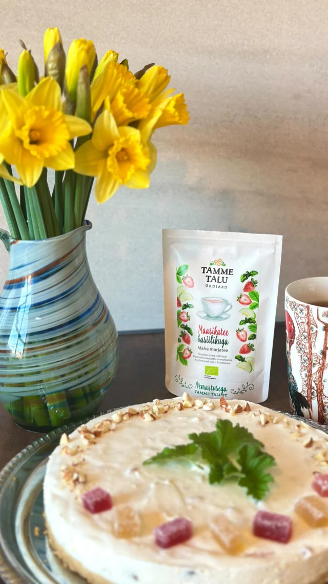 Pasha kook lihavõttepühadeks🐣

Küpsetamata, kohupiimane, rikkalik ja tsitruseline - kindlasti tasub teha🍋

Põhi:
130g sidrunimaitselisi küpsiseid
70g võid

Täidis:
600g maitsestamata kohupiimakreemi
2dl vahukoort
1,5dl suhkurt
1spl vanillisuhkurt
6 želatiinilehte + 3spl kuumutatud sidrunimahla
1 sidruni koor
Maitse järgi mandleid, kuivatatud aprikoose ja rosinaid

20cm läbimõõduga vorm

Tee nii:
☀️Sulata või, purusta küpsised, sega kokku ja suru segu põhjale.

☀️Vahusta vahukoor suhkrutega.
Valmista ette želtaiinilehed - pane 10minutiks külma vette, pigista kuivaks ja sega 3spl kuumutatud sidrunimahlaga.

☀️Lisa vahukoore segule kohupiim. Nirista kreemile želatiin.

☀️Haki mandlid ja kuivatatud puuviljad. Lisa kreemile.

☀️Kalla kreem põhjale ning pane 4 tunniks külmkappi.

Kaunista meelepäraselt ja naudi koos Tamme talu teega😋

Häid pühi!💛

Retsept @ilovermariliis 

#tammetaluürdiaed #lihavõtted #pasha #tea